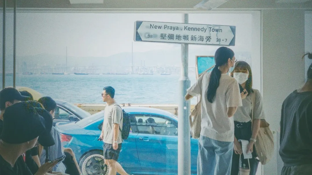 皮肤管理中的面部护理技术对比：精油按摩与仪器导入的效能分析
